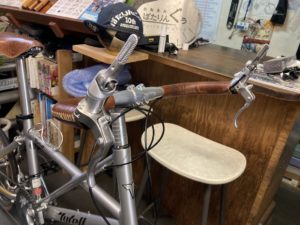 sew-on-letraer-wrapという、バーテープを縫い付けるスタイルも