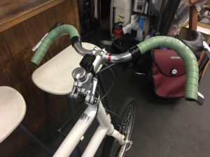 口ひげみたいなムスタッシュバー