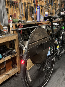 リュックを取り付けるサイドプレート付きキャリア