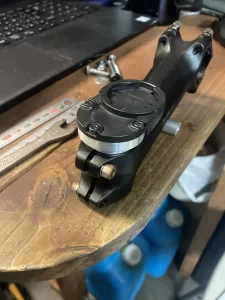 おさまりのテスト中。走行中の邪魔にならず、すっきり収まるベストポジション。