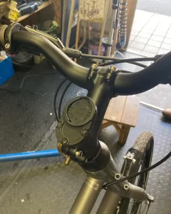 オリジナルサイコンマウント。これでハンドル回りがすっきり!