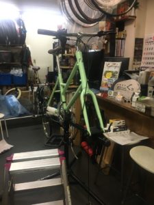 油圧ディスクブレーキのセッティング風景。高い位置に置いておくと作業がしやすいです。