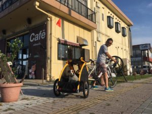 淡路島にあるバイカーズカフェ「チルコロ」さん。店長の平蔵氏と、補佐の山田氏