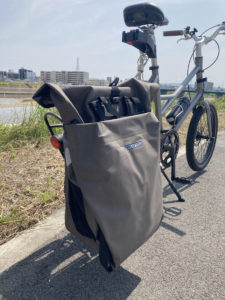 仕事用のバッグをキャリアに引っ掛けて、快適通勤スタイル。