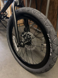 1.95インチの標準タイヤで安定感抜群の走り。