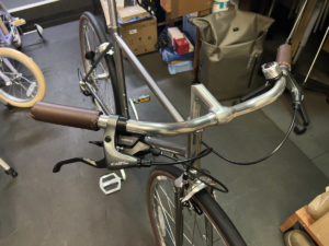 ノースロード風のハンドルバー。1930年代のイギリスで生まれた伝統ある形状のハンドルバーのテイストを引き継ぎます。