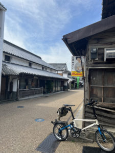 徳島吉野川沿いにある「うだつの町並み」ここも自転車でざっと観光。