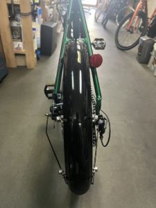 フェンダーステーはアシンメトリ。スペーサーなど自作部品も駆使して。