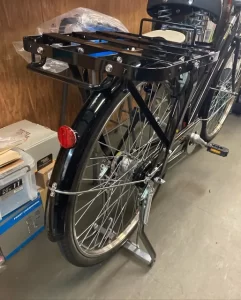 仕事用の自転車の証。大型のリアキャリ。