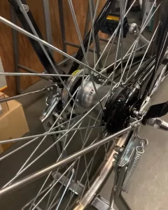 スポークも太目で、堅牢な足回り。さすがに昔のような耳付きタイヤではないですが。