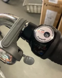 操作性とデザインから、シフターはプロムナードハンドルと相性の良いレボシフトを採用。握ったまま直感的に変速でき、リラックスした姿勢を保てます。