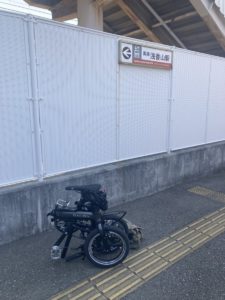 DAHON　K３を折りたたんで最寄駅から電車に乗って輪行します。