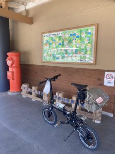 駅前の空いてるスペースで自転車を展開して、GO!!