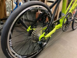 FXaのコンポーネントは「シマノSORA」エントリーグレードながら安定感のある動作が確保。