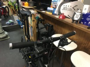 Tyrell FSX 旅先で小回りのききやすいフラットハンドル仕様。