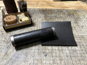 トーキョーバイクMONOにレザーグリップ。ぽたりんぐぅオリジナル。一本づつ丁寧に縫い上げます。