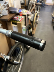 トーキョーバイクMONOにぽたりんぐぅオリジナルのレザーグリップ