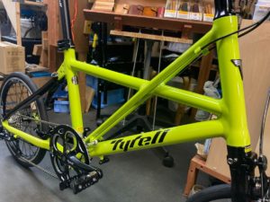 Tyrell最大の特徴はスラントフレーム。三角形（トラス）が増えるほど構造は強固になります。