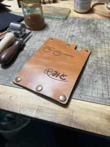 オリジナルの本革製レザーパッド。